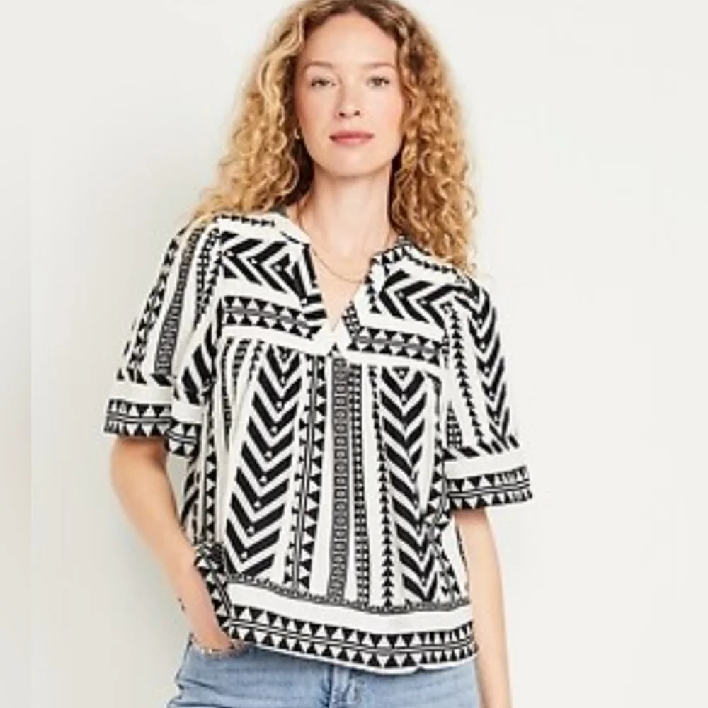 Old Navy Women’s Black & White Geometric Print Top Medium EUC - Picture 1 of 5